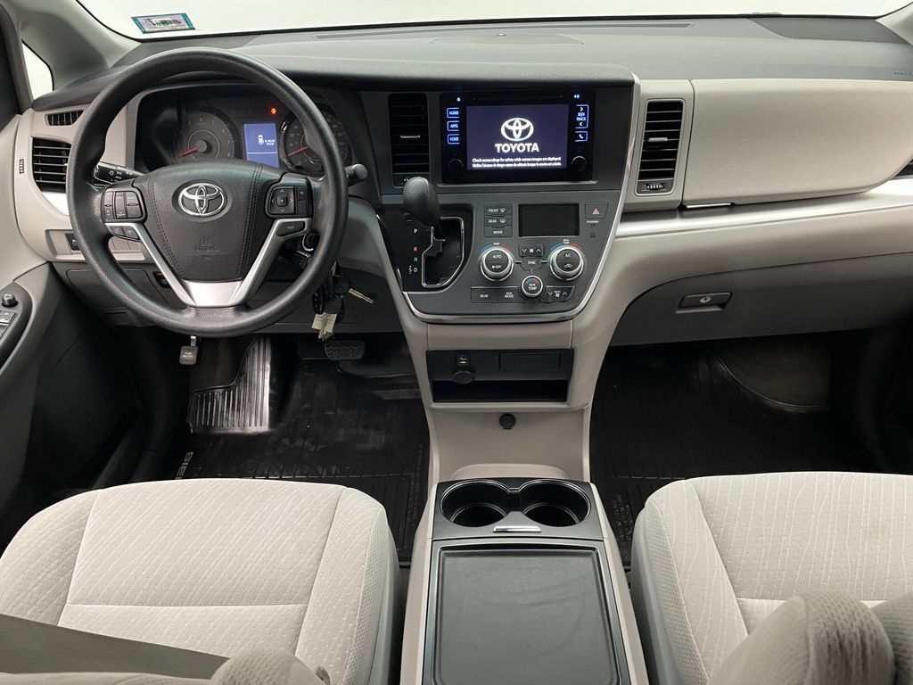 Thumbnail: 2017 Toyota Sienna - 19