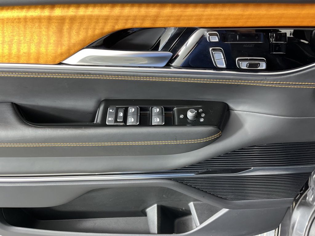 Thumbnail: 2022 Jeep Grand Wagoneer - 26