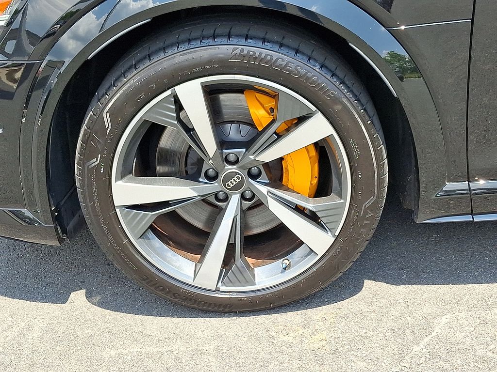 Thumbnail: 2022 Audi e-tron S - 8