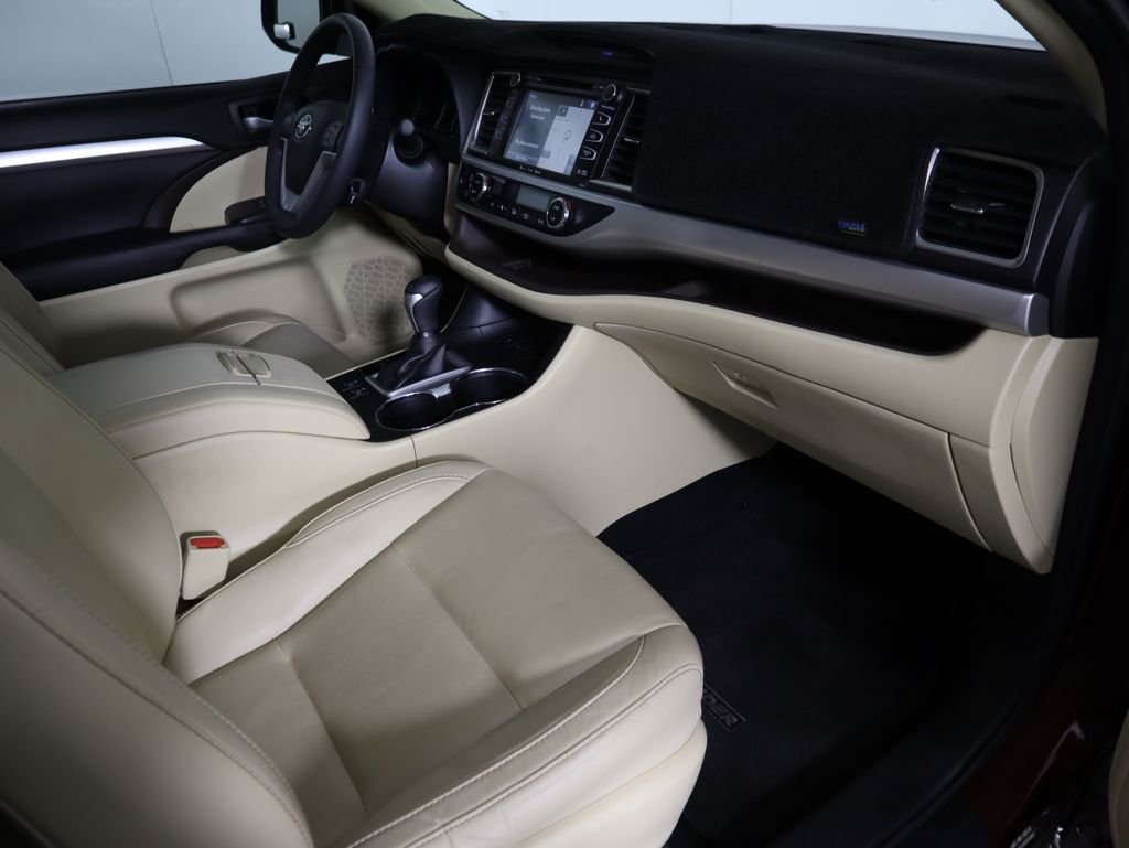 Thumbnail: 2016 Toyota Highlander - 17