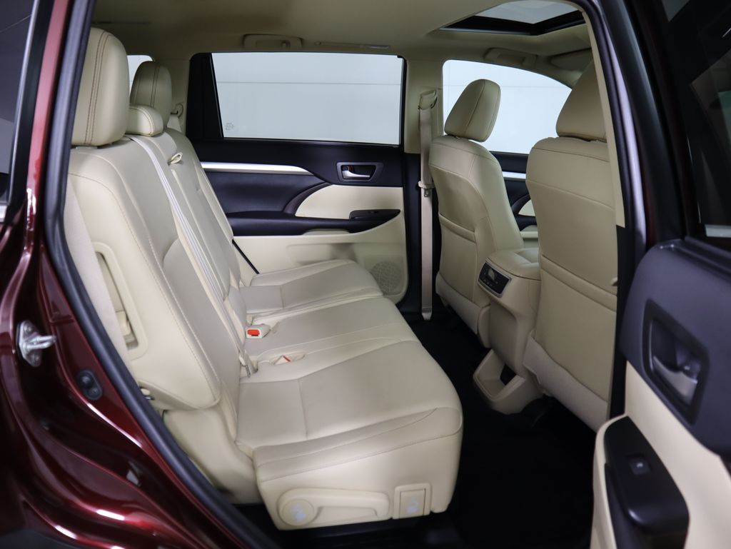 Thumbnail: 2016 Toyota Highlander - 22