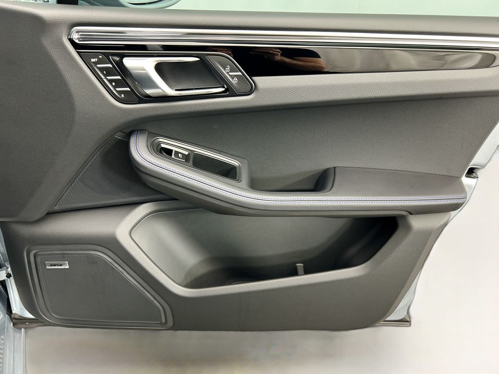 Thumbnail: 2026 Porsche Macan - 26