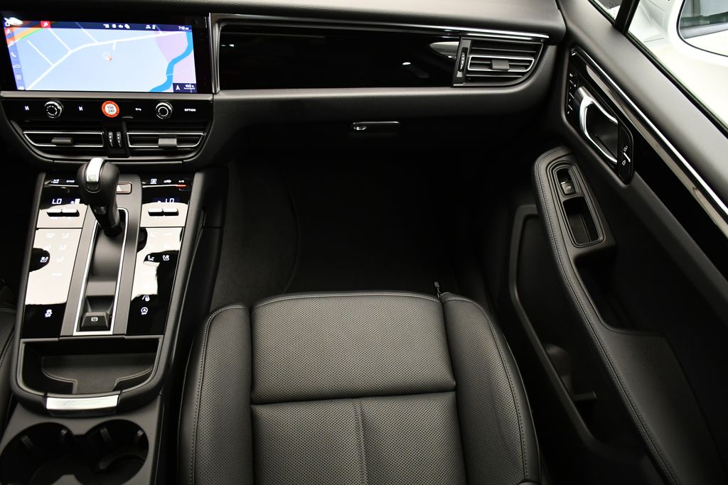 Thumbnail: 2026 Porsche Macan - 25
