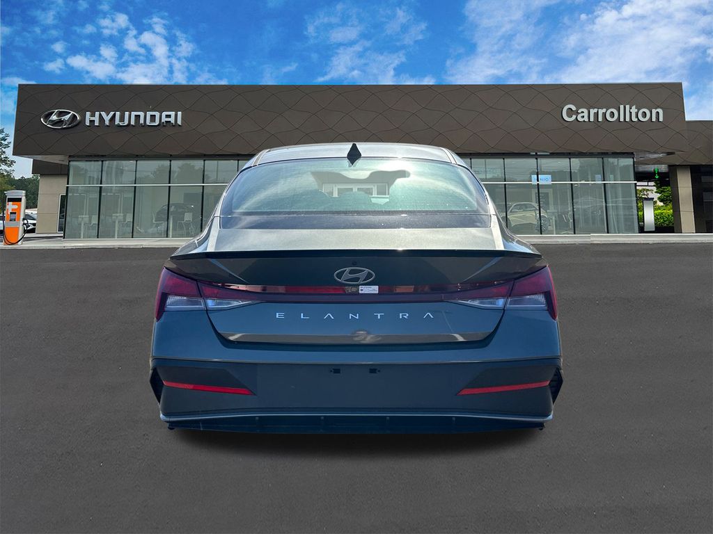 Used 2025 Gray Hyundai SEL Sport image 6