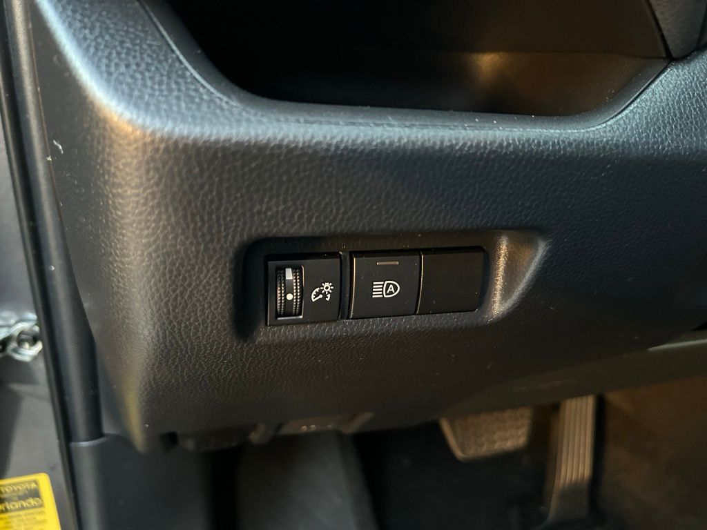Thumbnail: 2022 Toyota RAV4 - 17