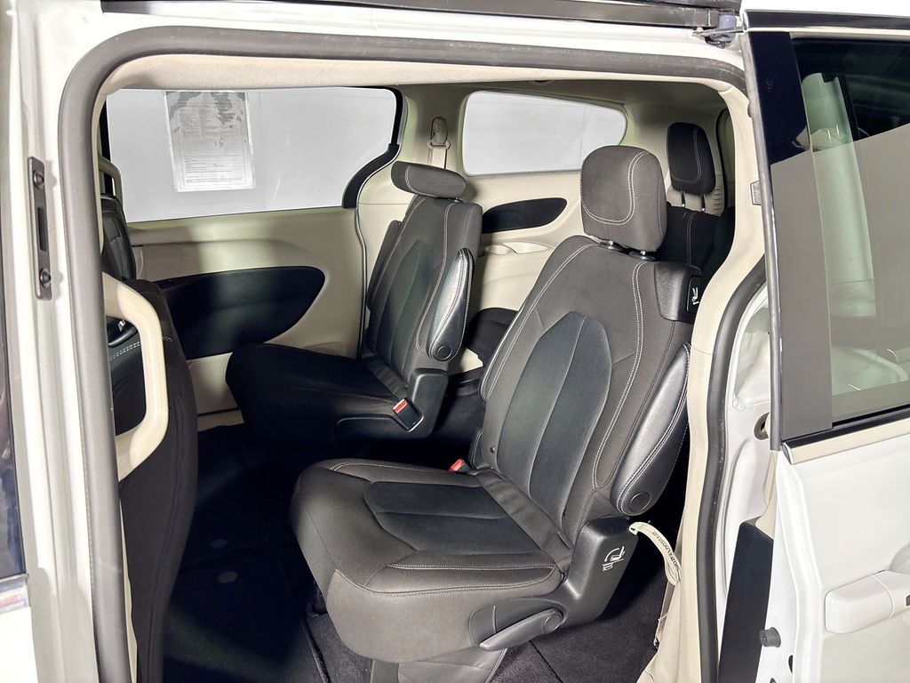 2022 Chrysler Voyager LX