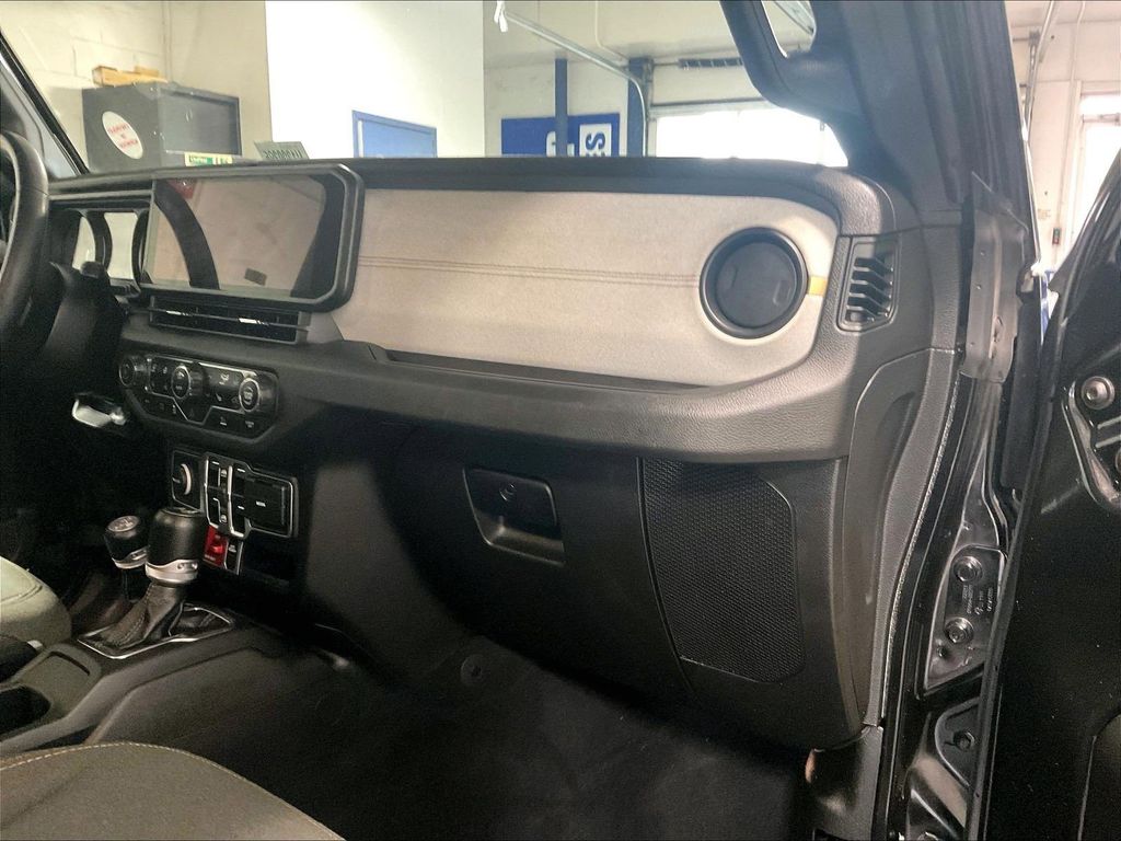 2024 Jeep Wrangler — photo 13