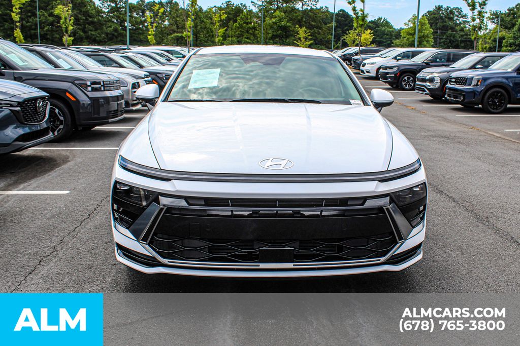 Used 2025 White Hyundai SEL image 9
