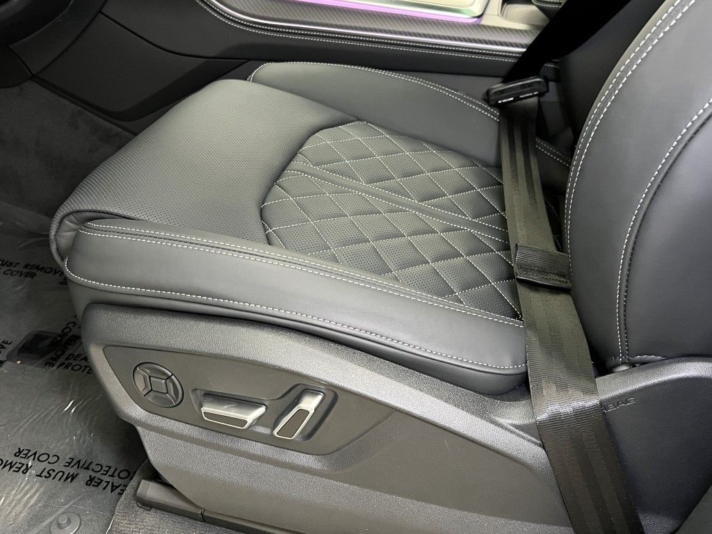 Thumbnail: 2026 Audi SQ8 - 23