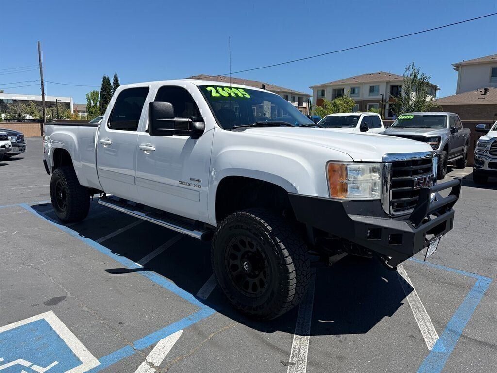 Summit White 2010 GMC Sierra 2500HD Pickup Truck Four-Wheel Drive 6-Speed Automatic