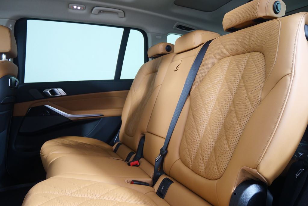 Thumbnail: 2026 BMW X7 - 16