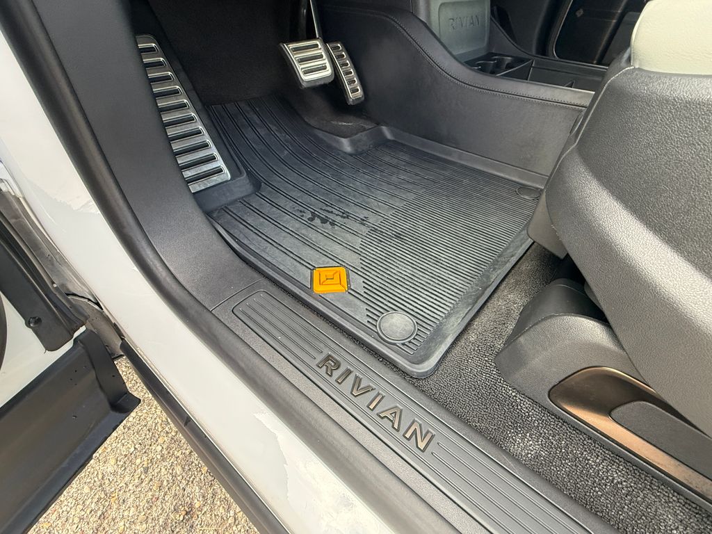 Rivian R1S
