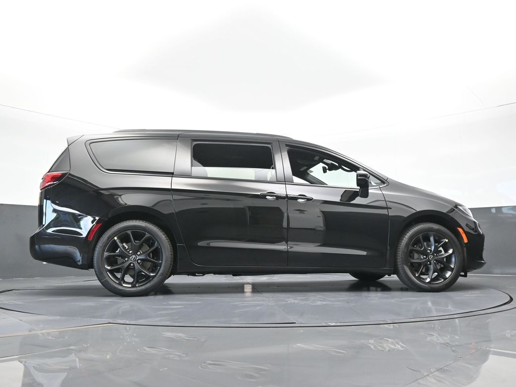 New 2026 Diamond Black Crystal Pearlcoat Chrysler Select image 61