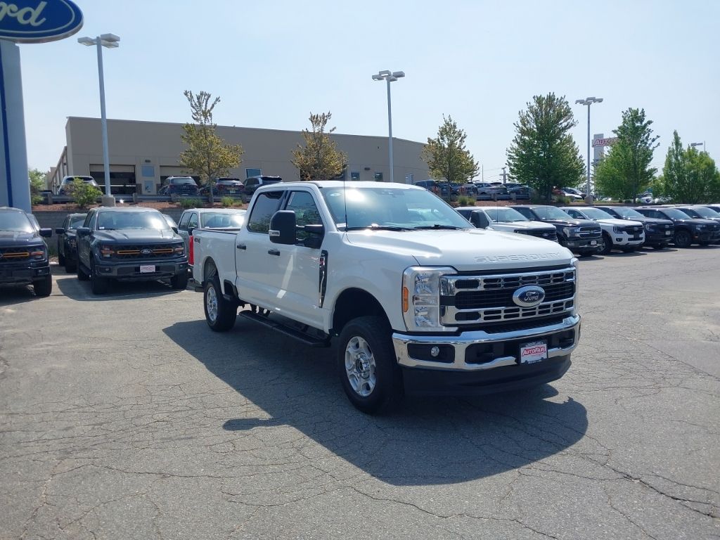 Oxford White 2025 Ford F-250 Super Duty Pickup Truck Four-Wheel Drive Automatic