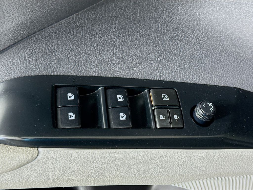 Thumbnail: 2019 Toyota Camry - 18