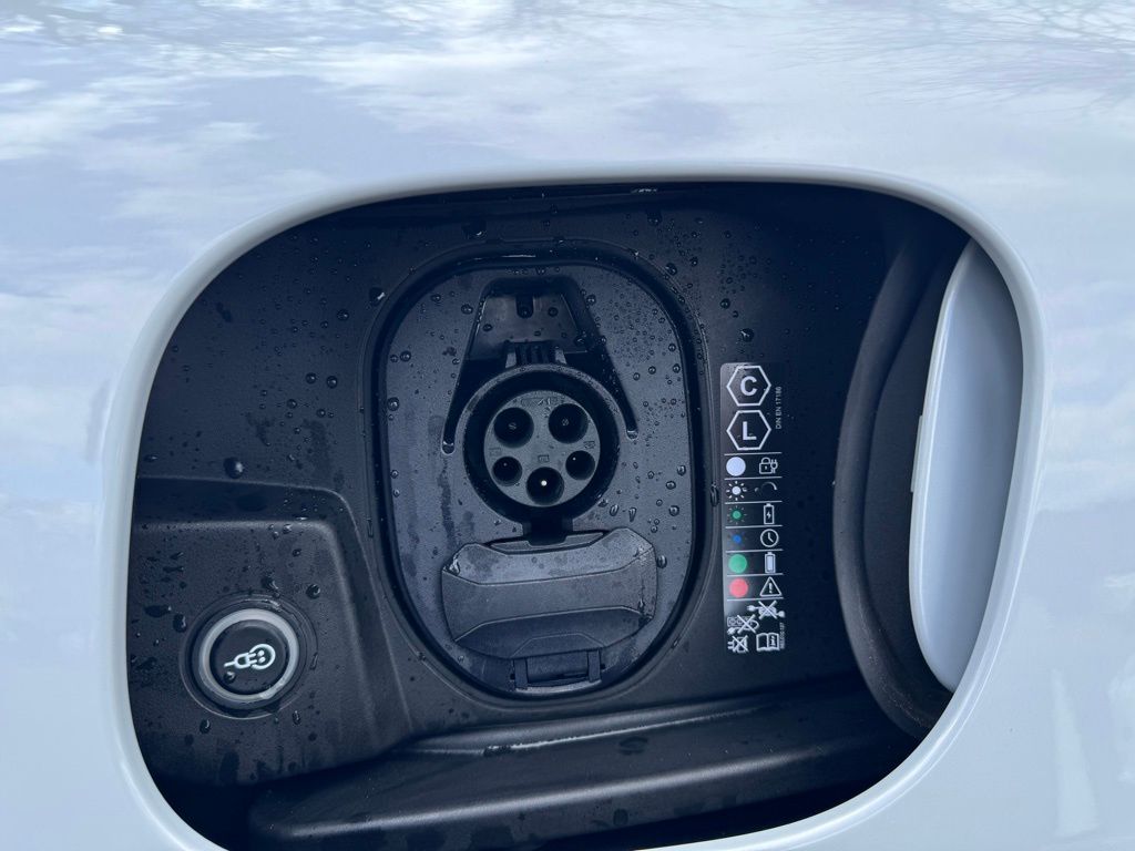 2025 Porsche Macan T 6