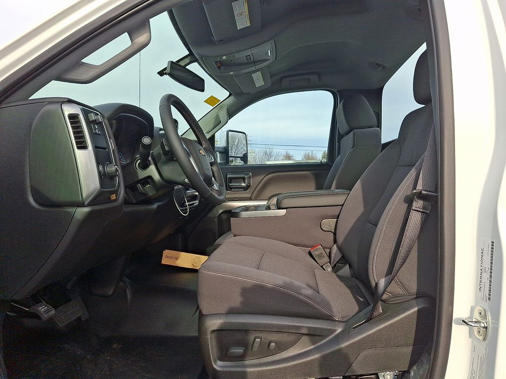 2024 Chevrolet Silverado 5500HD 1LT - 8