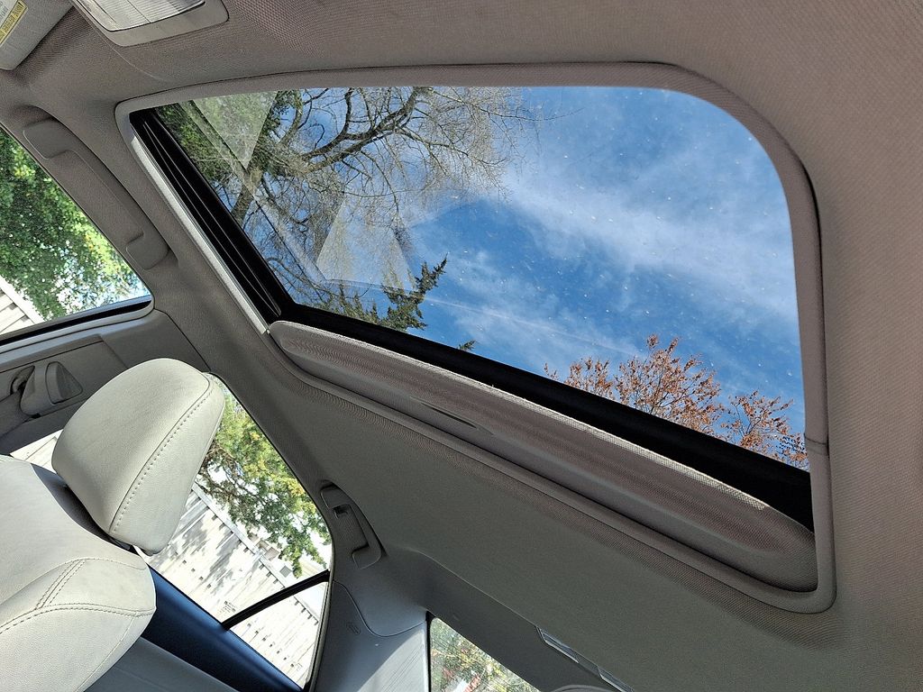 2014 Toyota Camry XLE 14