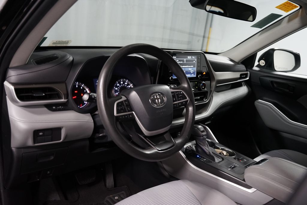 Thumbnail: 2022 Toyota Highlander - 7