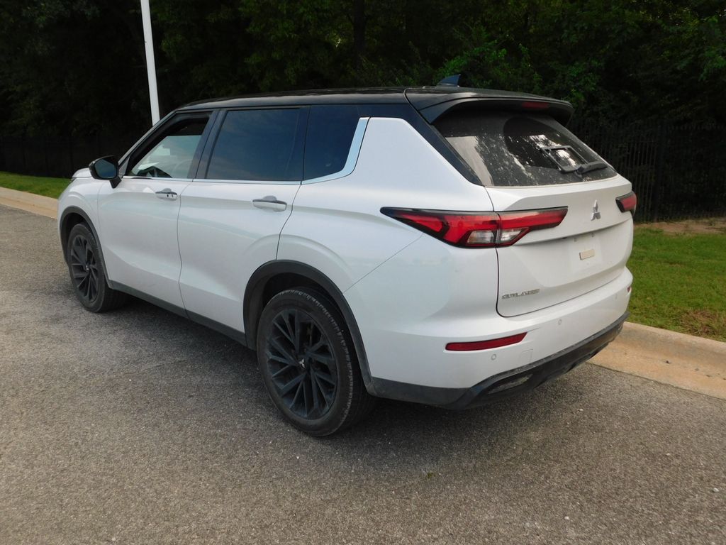 Thumbnail: 2023 Mitsubishi Outlander - 9