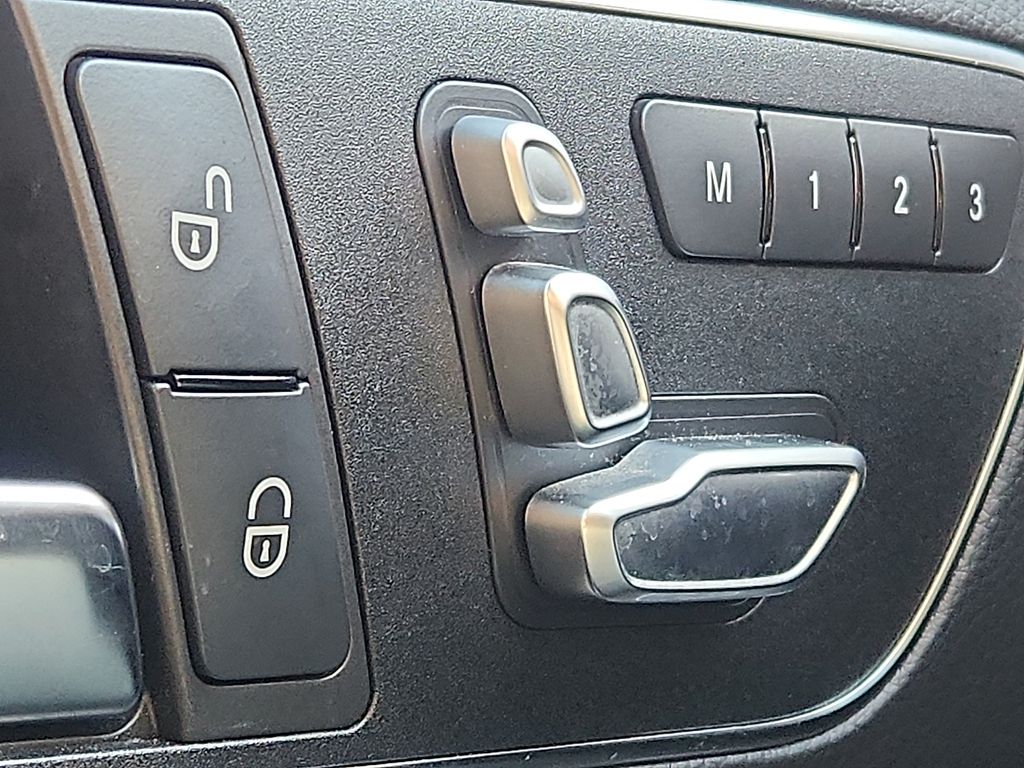 Thumbnail: 2014 Mercedes-Benz E-Class - 25