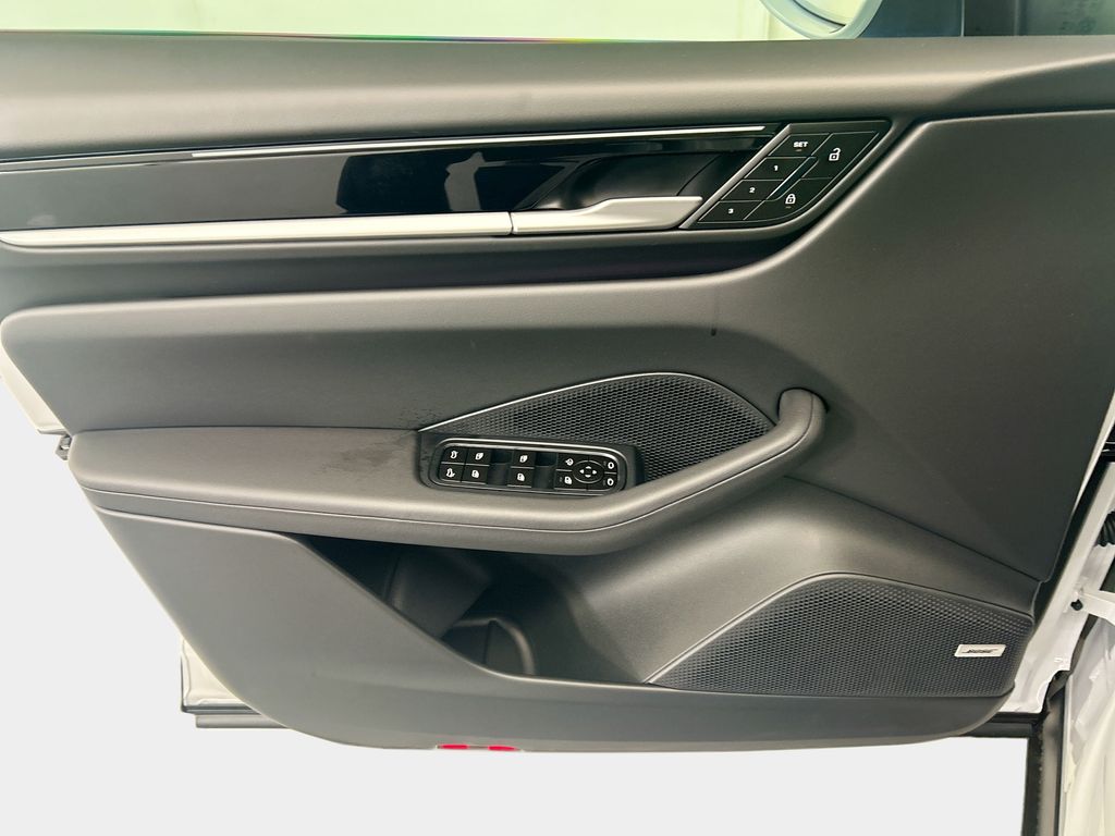 Thumbnail: 2026 Porsche Macan - 24