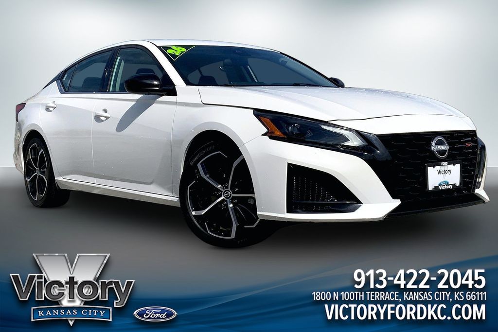 Glacier White 2026 Nissan Altima Sedan Front-Wheel Drive Continuously Variable Transmission