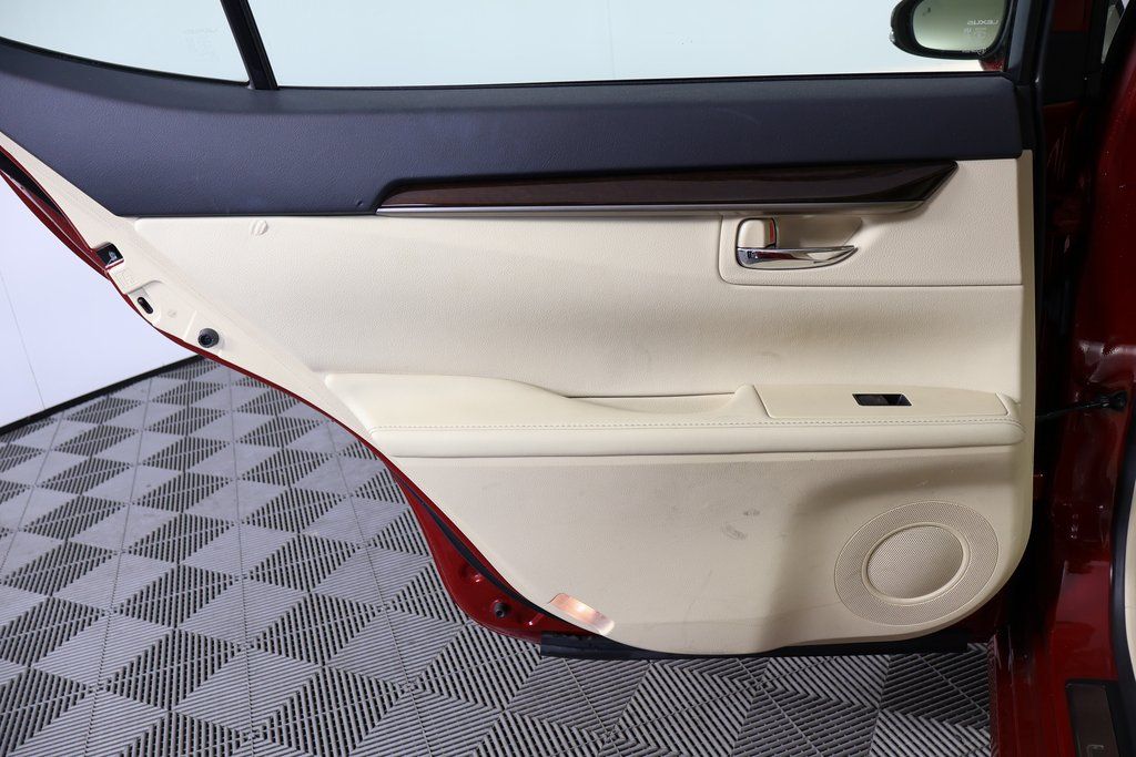 Thumbnail: 2013 Lexus ES - 11