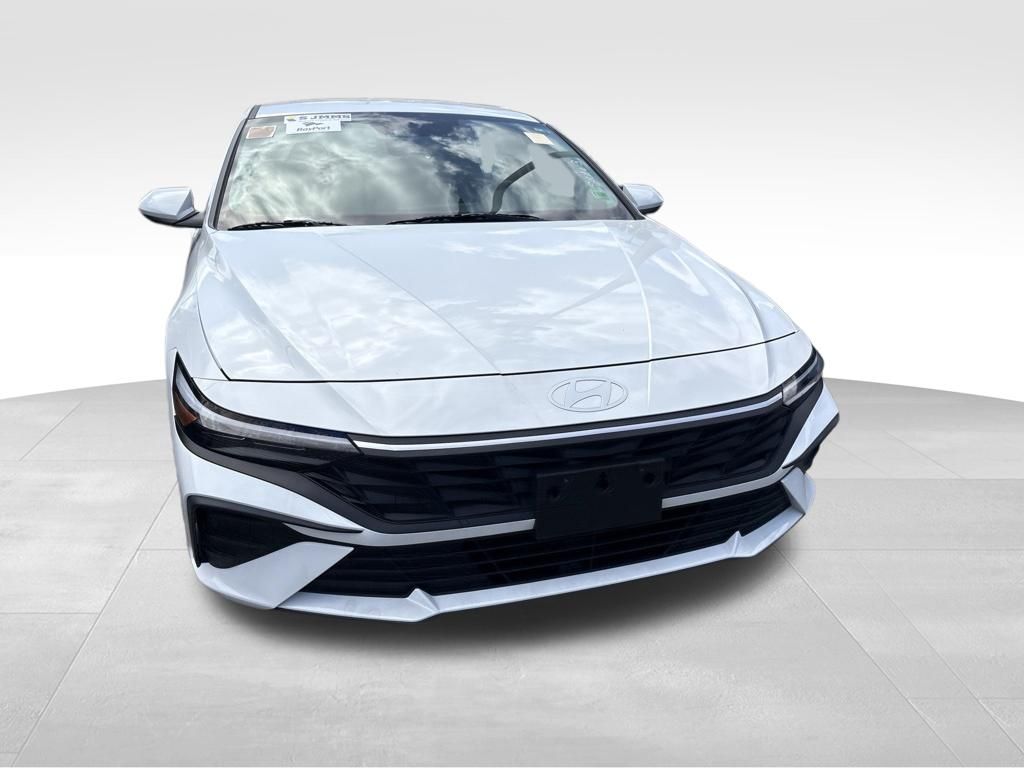 Used 2024 White Hyundai SEL image 7