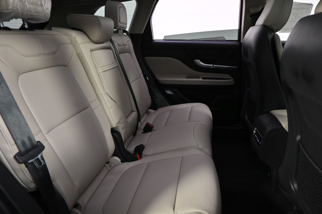 New 2026 White Lincoln Premiere image 18