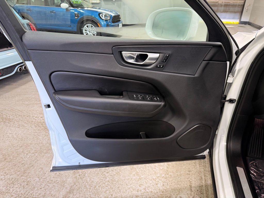 Thumbnail: 2023 Volvo XC60 - 10