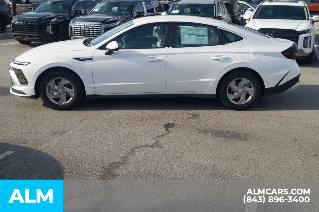 Used 2025 White Hyundai SE image 9