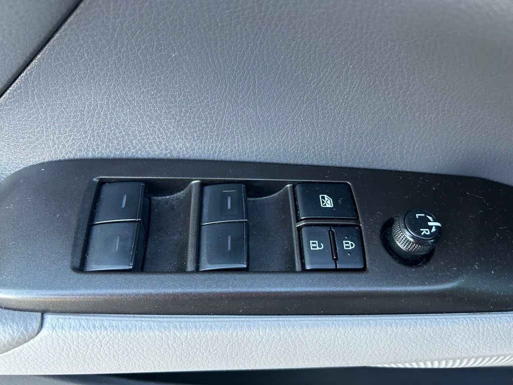 Thumbnail: 2023 Toyota Camry - 17