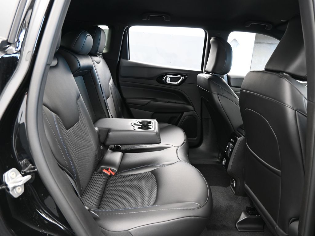 New 2026 diamond black crystal pearlcoat Jeep Latitude image 34