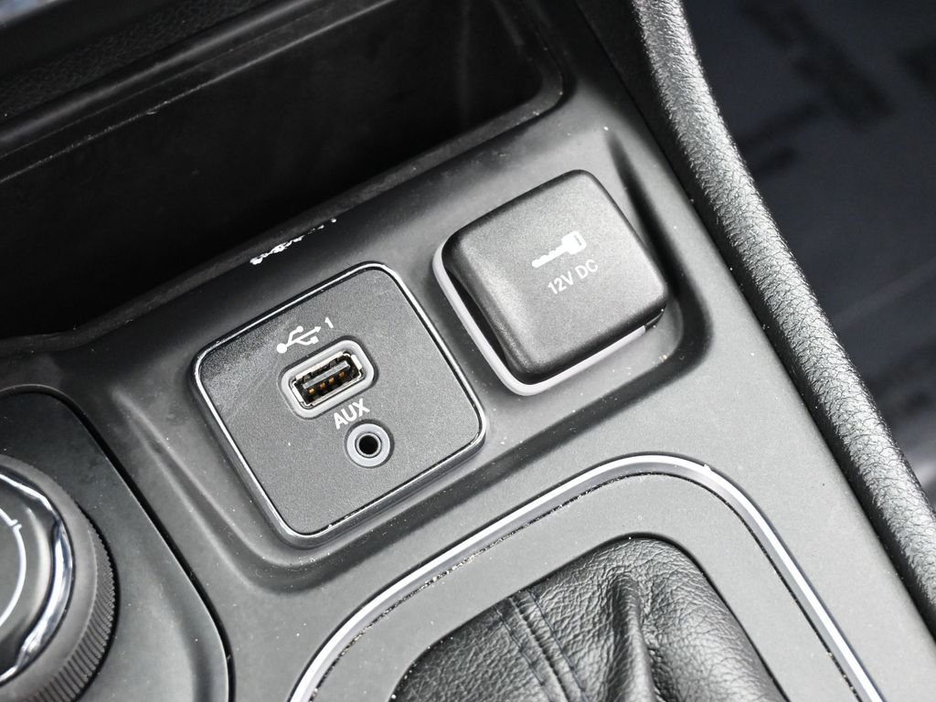 Used 2022 Bright White Clearcoat Jeep Latitude Lux image 28