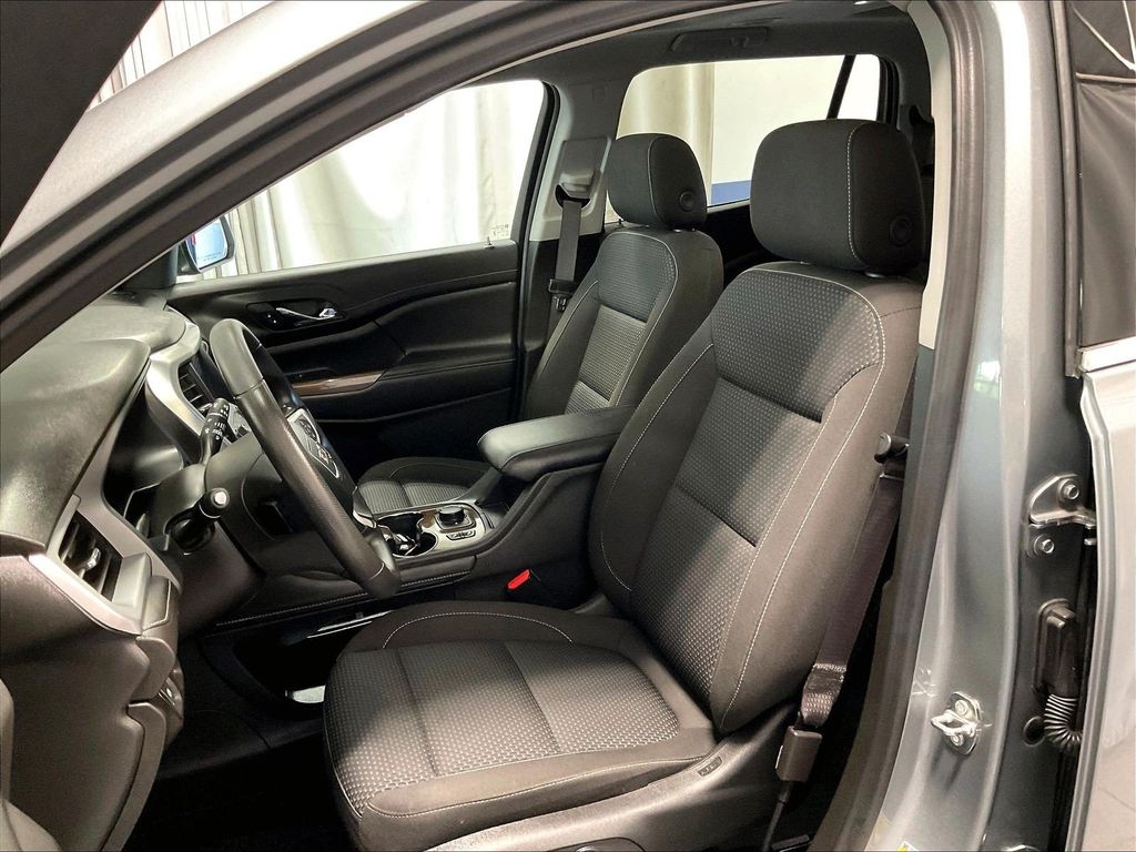 2023 GMC Acadia — photo 10