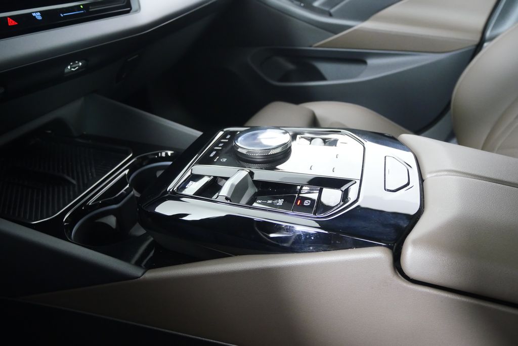 Thumbnail: 2024 BMW 5 Series - 27