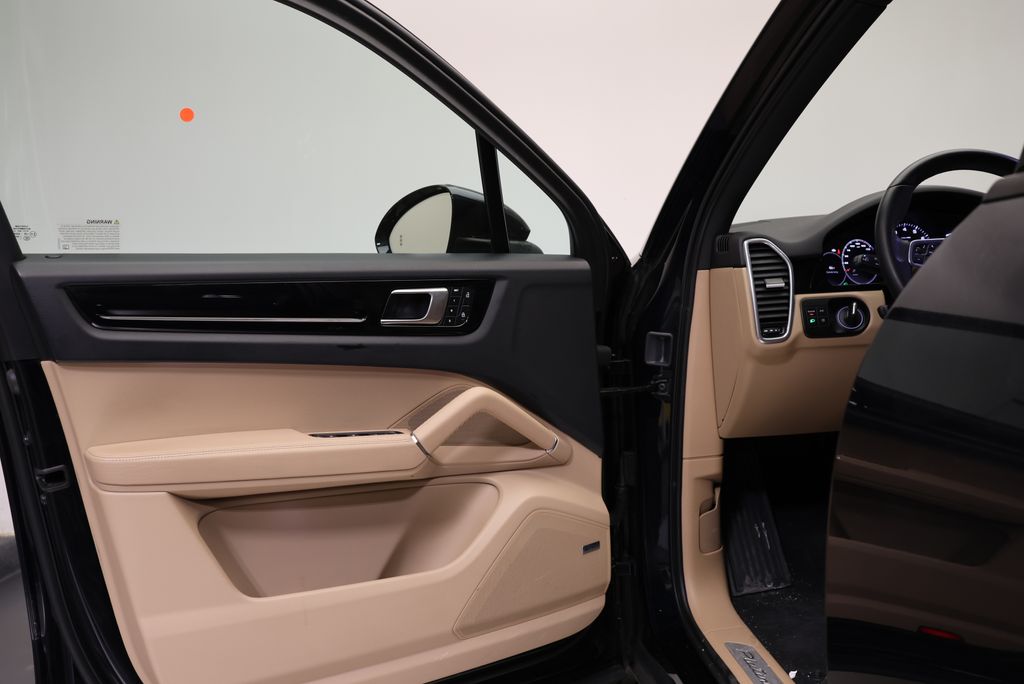 Thumbnail: 2023 Porsche Cayenne - 28