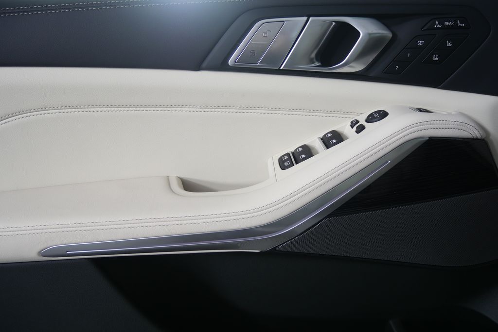 Thumbnail: 2026 BMW X7 - 9