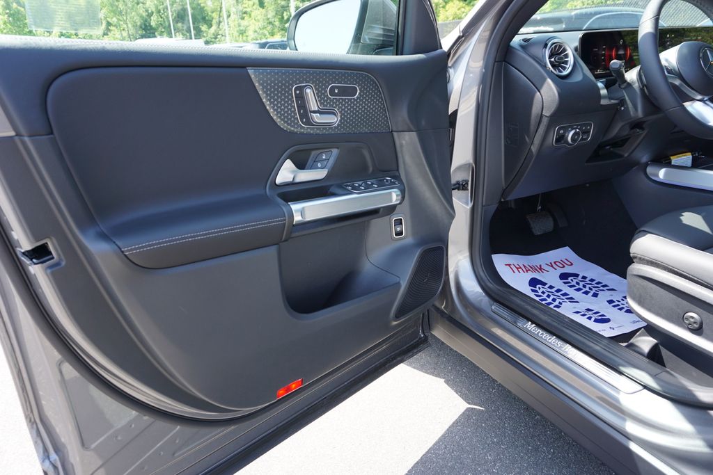 2025 Mercedes-Benz GLB 250 18