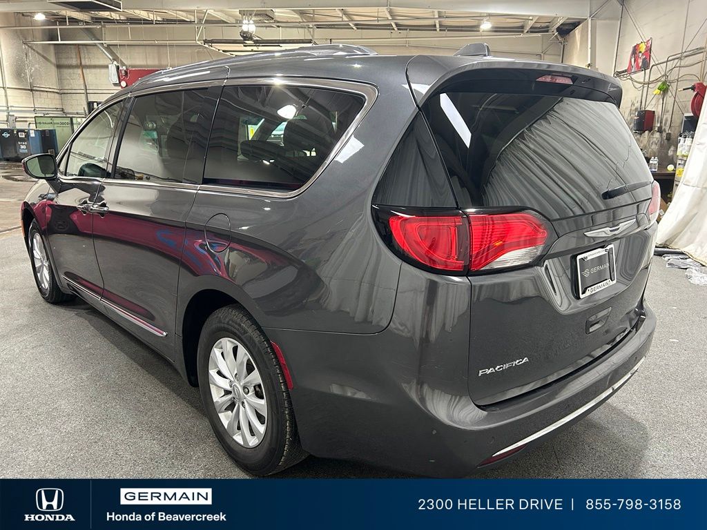 Used 2018 Gray Chrysler Touring L image 6