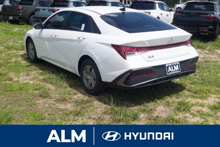 2025 Hyundai Elantra SE photo 3