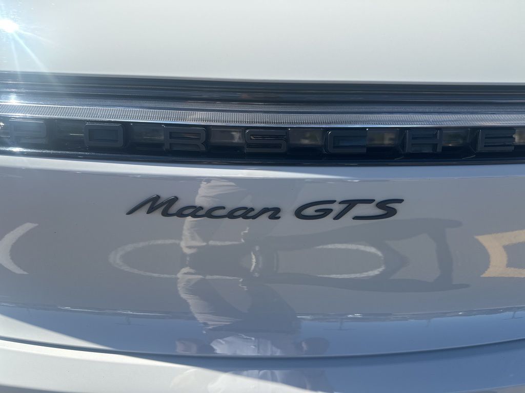 Thumbnail: 2022 Porsche Macan - 9