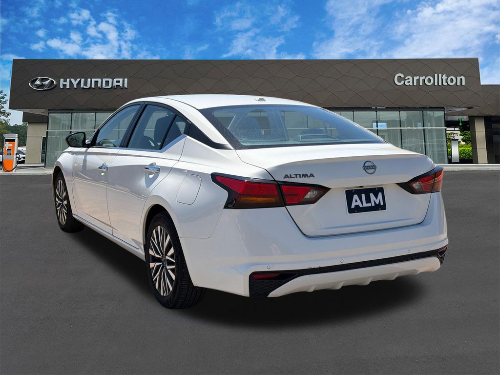Used 2025 White Nissan 2.5 SV image 7