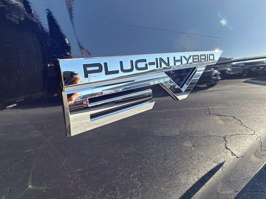 2025 Mitsubishi Outlander Plug-in Hybrid SE - Photo 11