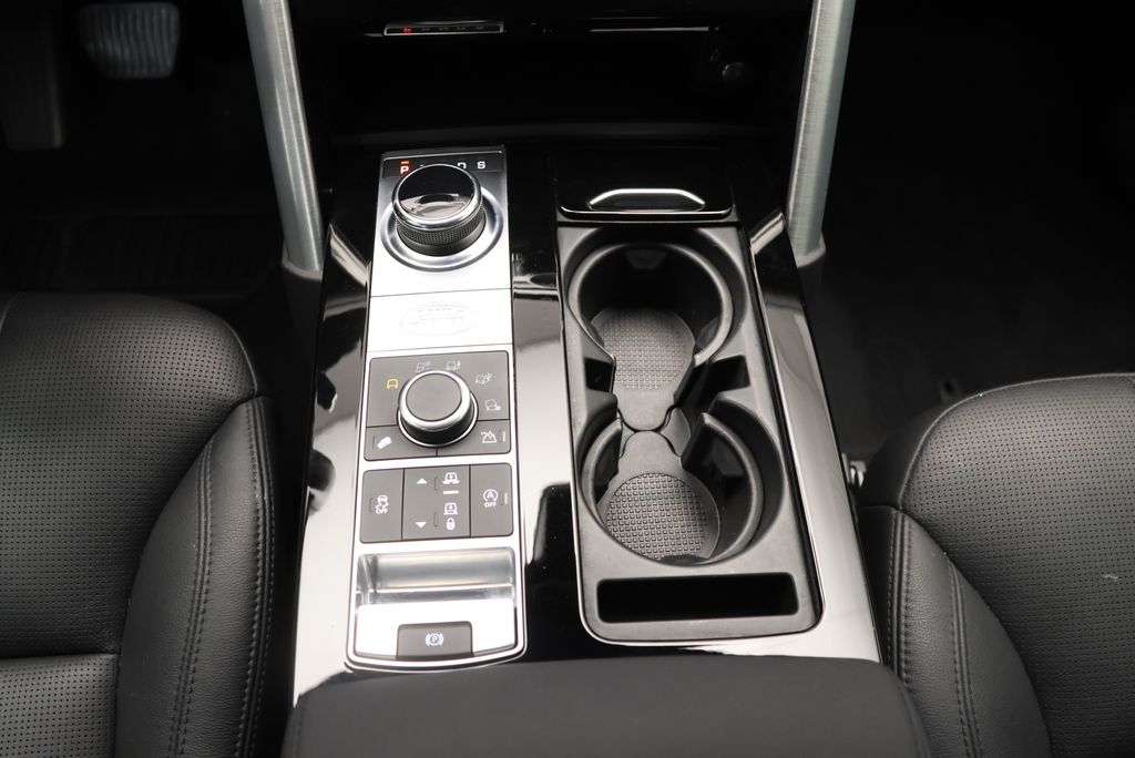 Thumbnail: 2020 Land Rover Discovery - 24