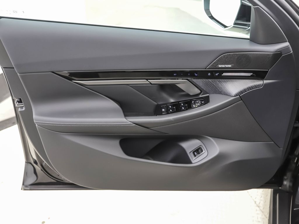 Thumbnail: 2026 BMW 5 Series - 9