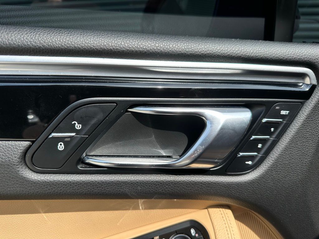 Thumbnail: 2018 Porsche Macan - 16