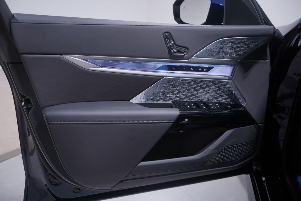 2025 BMW i7 eDrive50 12