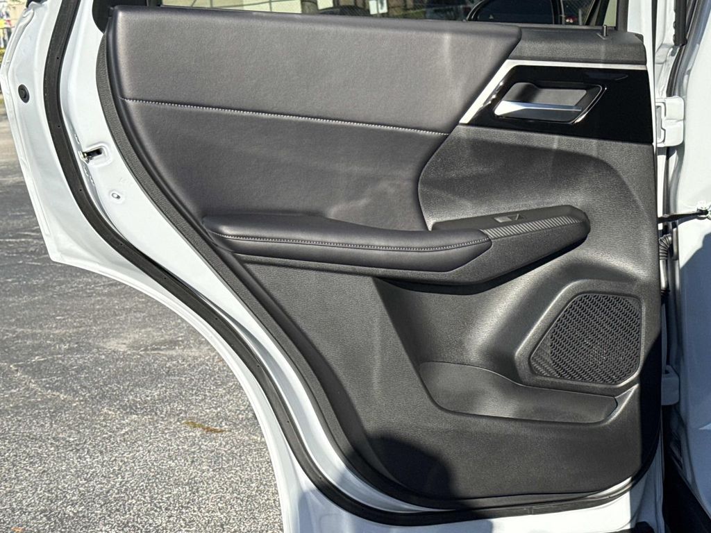 2025 Mitsubishi Outlander Plug-in Hybrid SE - Photo 12